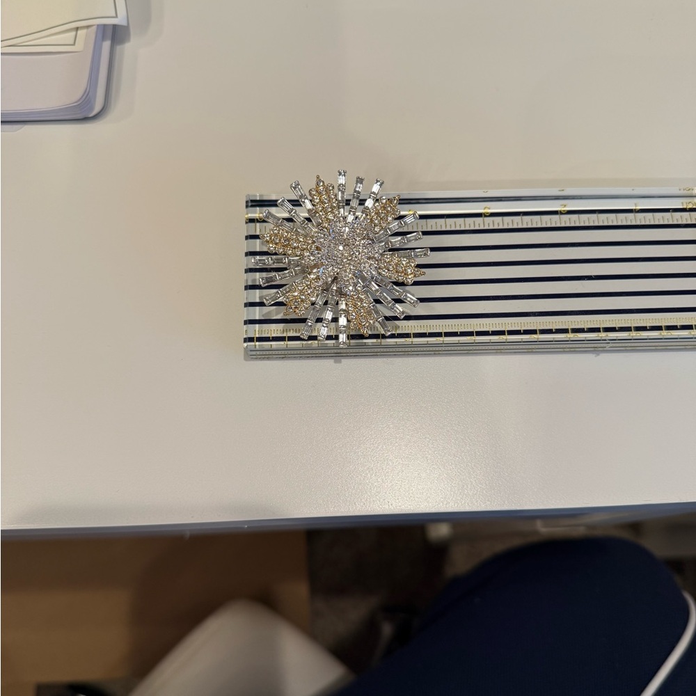 Elegant Gold and Silver crystal Brooch - Picture 10 of 10